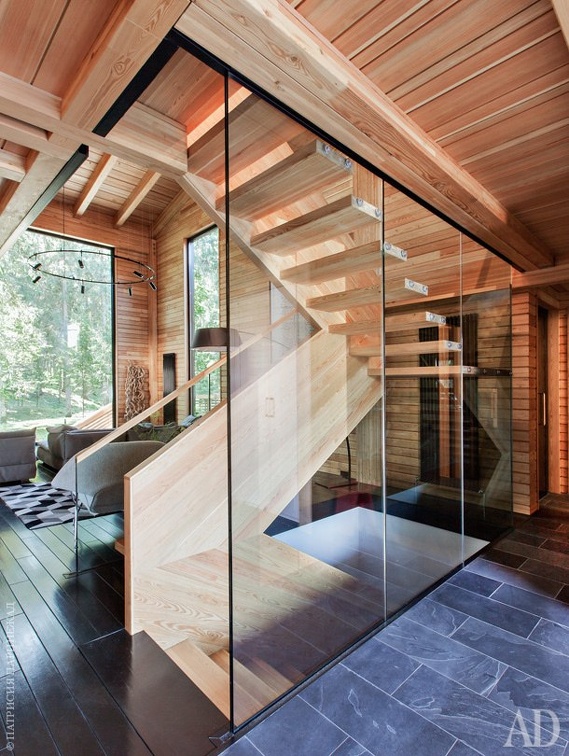 Деревянная лестница на стеклянном каркасе