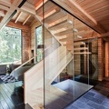 Деревянная лестница на стеклянном каркасе